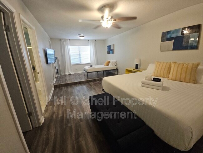 Building Photo - 4625 Tree Line Dr