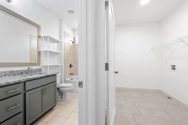 Building Photo - 3388 Kelowna Ct