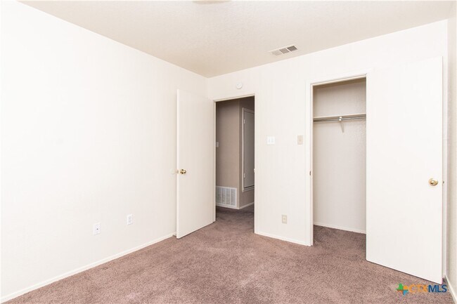 Building Photo - 2014 Cedarhill Dr