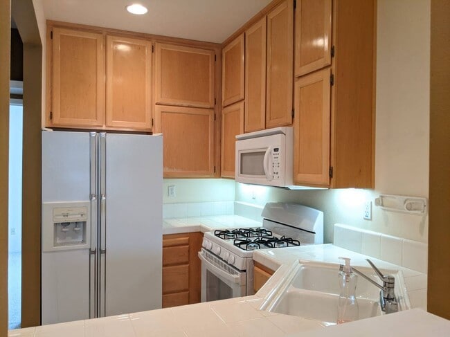 Building Photo - 643 Atherton Pl