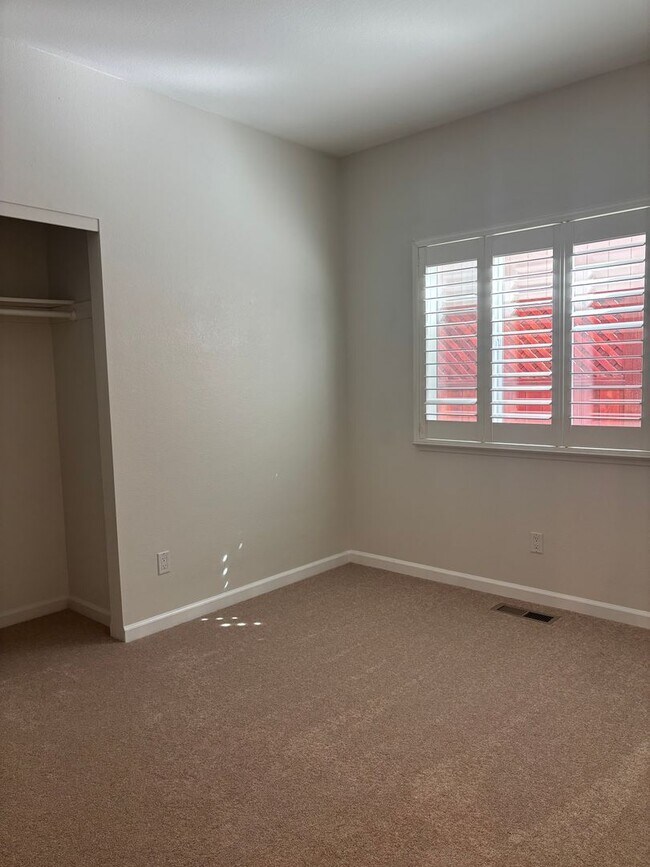 Building Photo - 445 Godfrey Dr