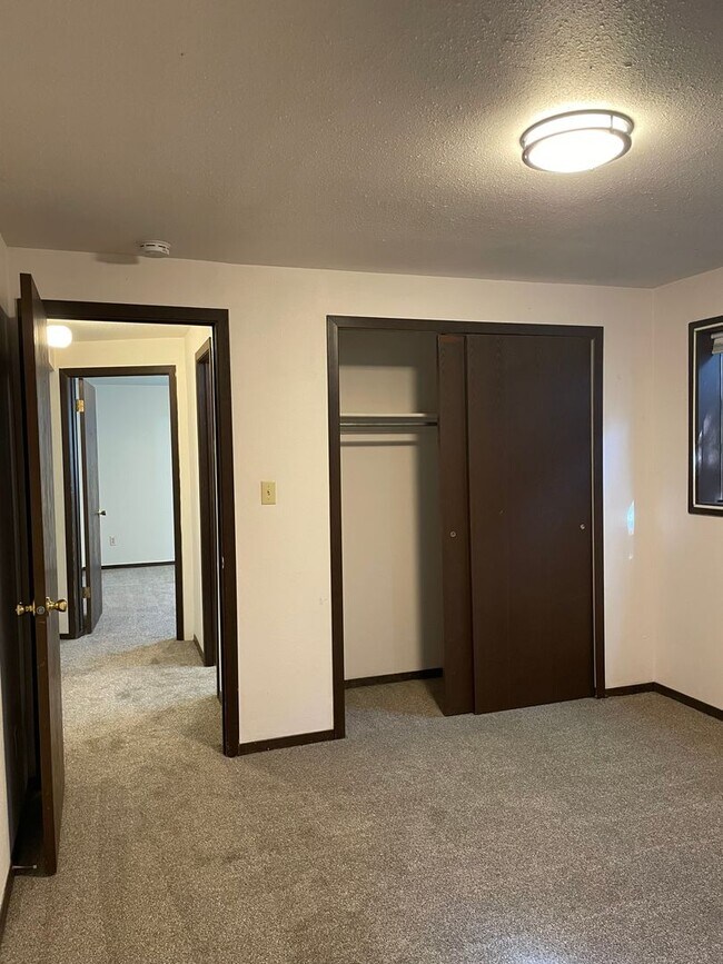 Building Photo - 2143 Ryeland Ln