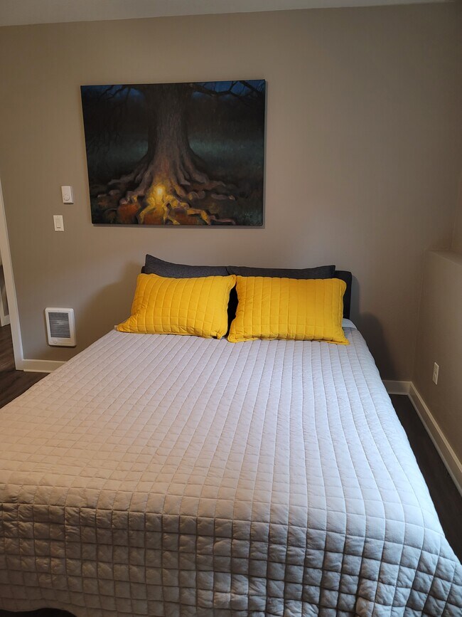 Building Photo - 6640 N Amherst St