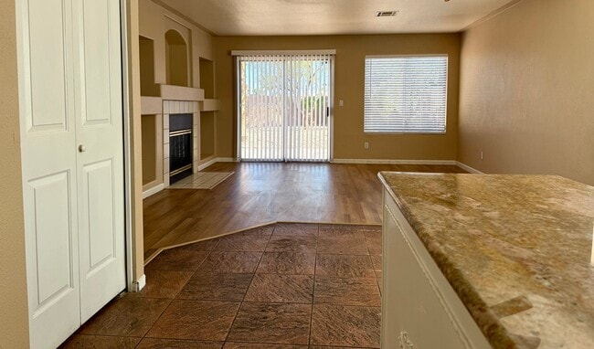 Building Photo - Fantastic 3 bed/2.5 bath in the Northwest ...