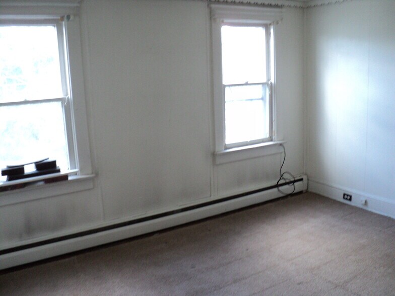 Building Photo - 748 Sampson Ave