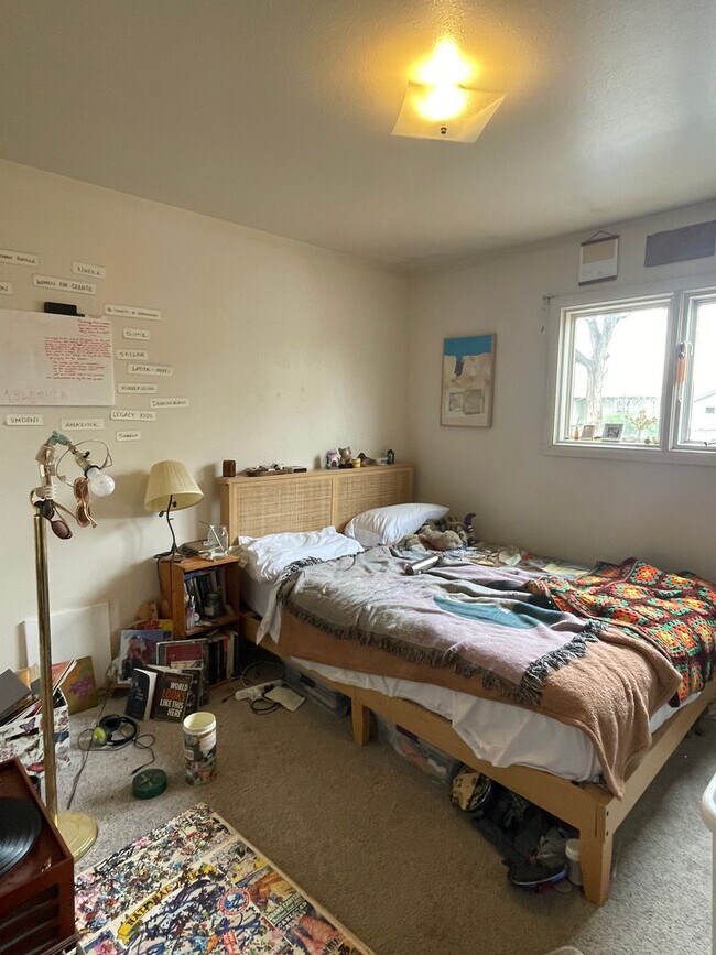 Building Photo - STUDENTS WELCOME! Split-Level Home in Midtown Ft. Collins