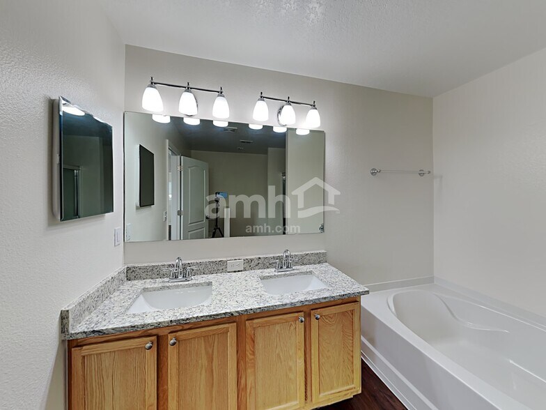 Building Photo - 4860 Windbourne Way