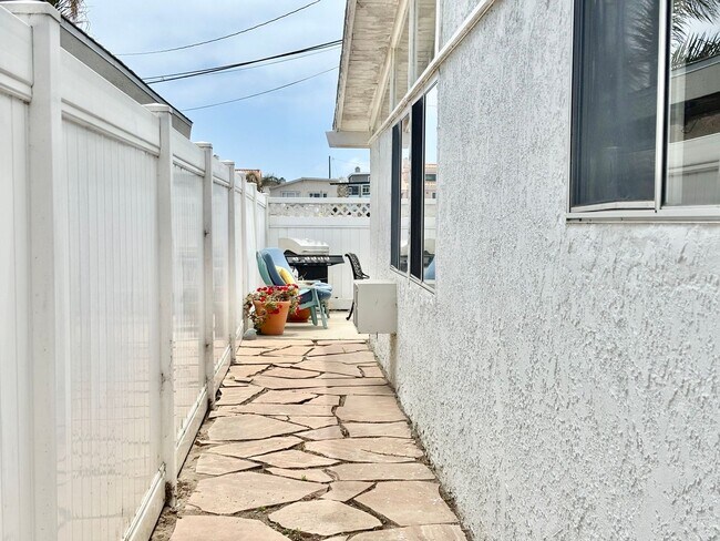 Building Photo - 207 Rossmore- MFR