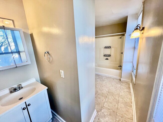 Building Photo - 701 S Center St