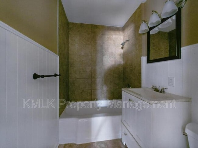 Building Photo - 871 Kennebec Ave