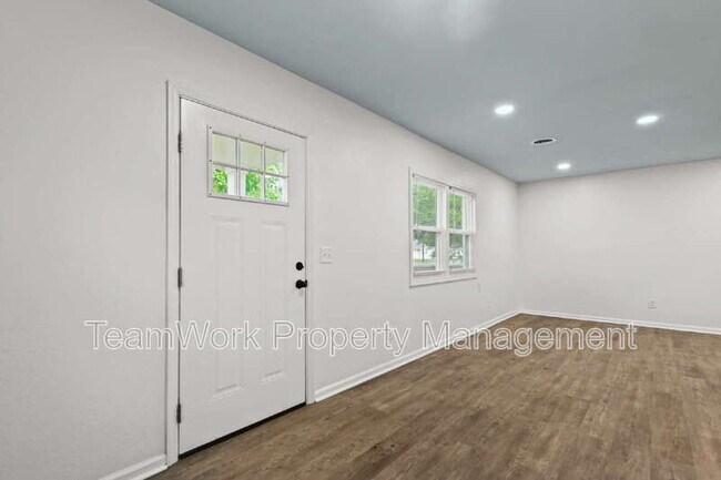 Building Photo - 3020 Azalea Dr