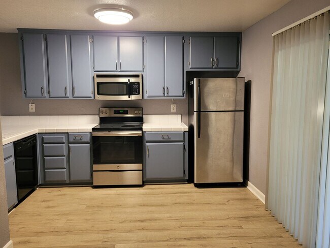 Building Photo - 2 Bedroom 1.5 Bath Condo - HOA community i...