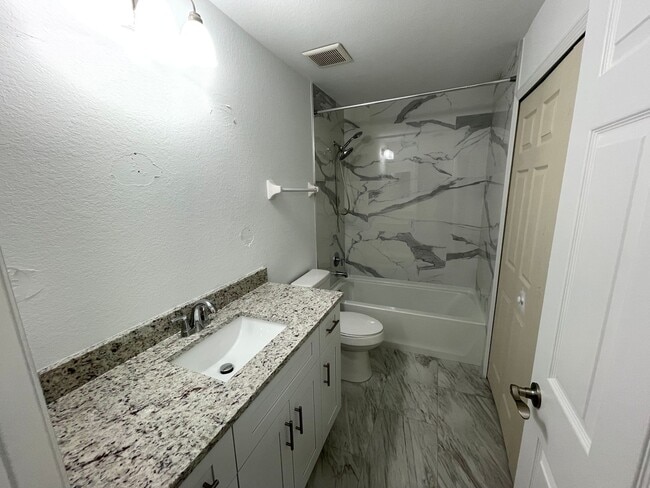 Building Photo - ANNUAL RENTAL - VISTAS AT HERITAGE BAY - 2 BED + DEN/ 2.5 BATH TOWNHOUSE