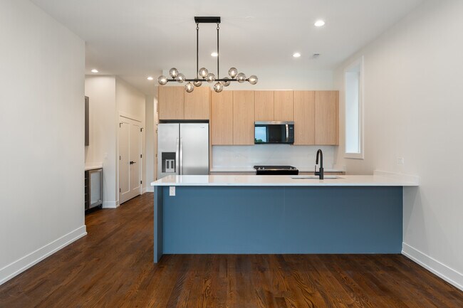 Building Photo - 416 E 50th Pl