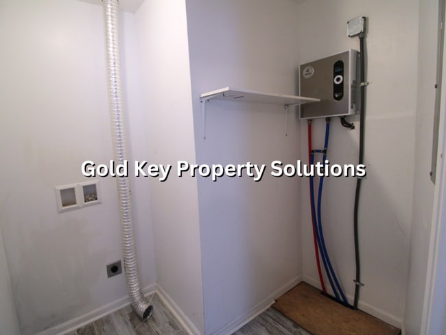 Building Photo - All Electric 2 BR 1 BA House with Main-Lev...