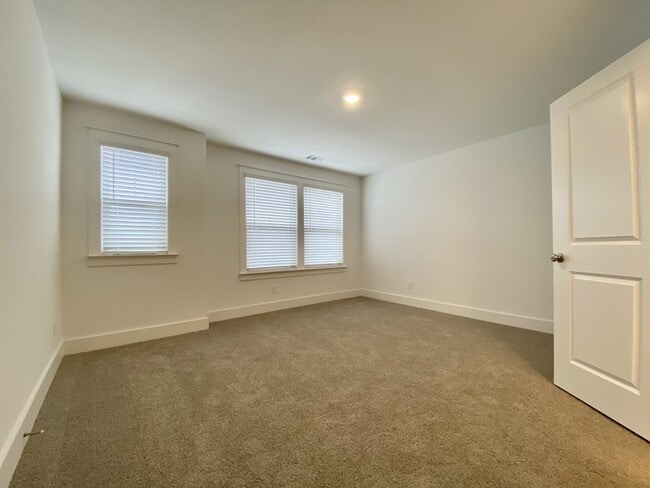 Building Photo - 647 Conifer Dr