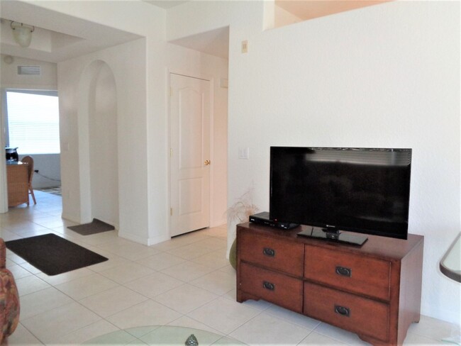 Building Photo - Available 2BR+Den/2BA/1CG 1st Floor Condo