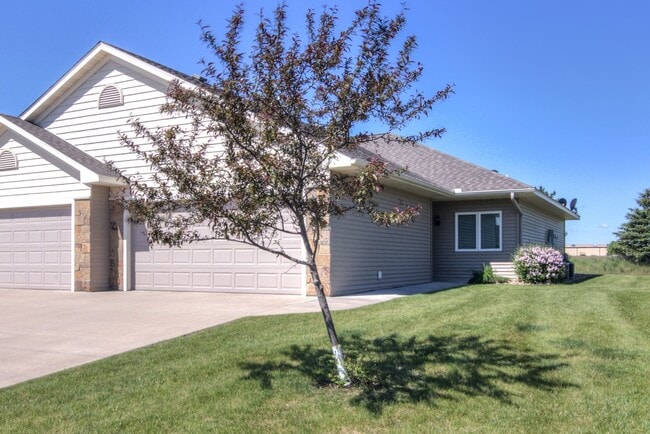 Building Photo - 2 Bedroom Town Home