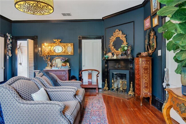 Building Photo - Queen Anne Victorian Estate