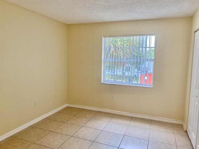 Building Photo - 405 Executive Center Dr