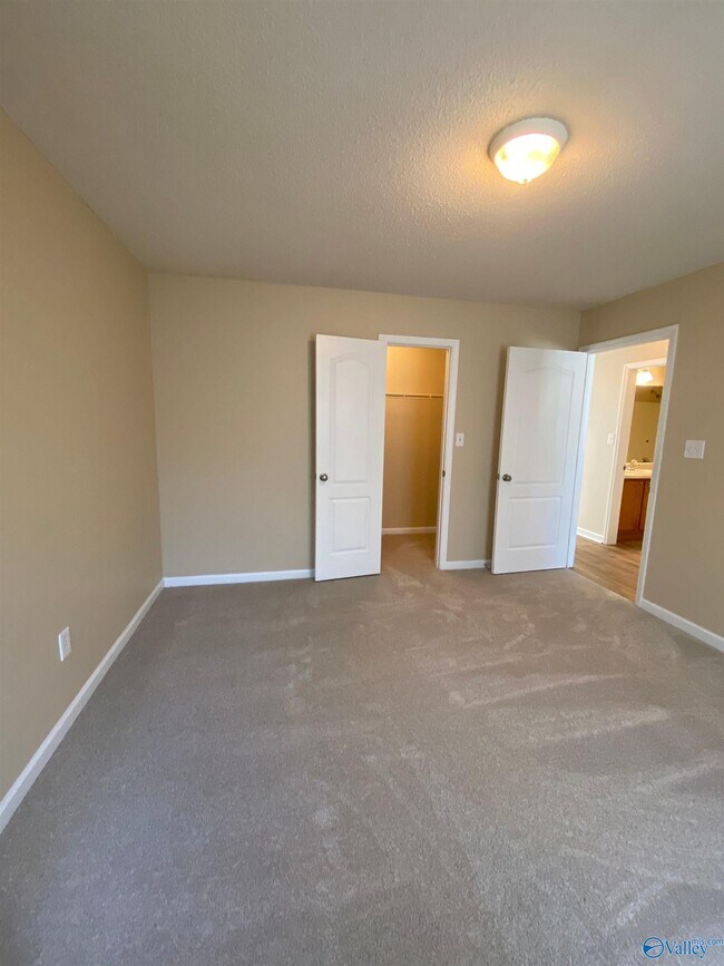 Building Photo - 208 Glen Meadows Ln
