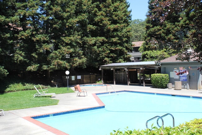 Building Photo - SPACIOUS 3 BED  2.5 BATH END UNIT TOWNHOME IN SAN MARIN VALLEY