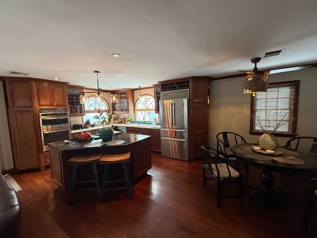 Building Photo - Spectacular 3 Bed/2.5 Bath Colonial in Freeport!