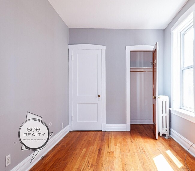 Building Photo - Large, Vintage Two Bedroom in Andersonville