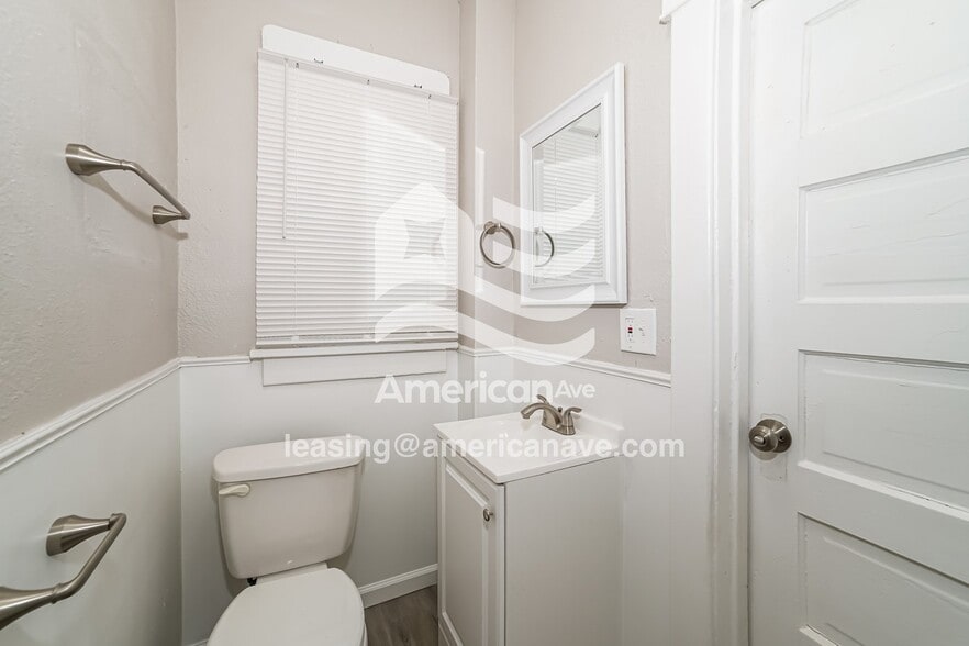 Building Photo - 906 W Virginia Ave