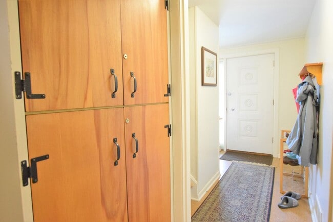 Building Photo - Bright 4 Bedroom Walking to IC