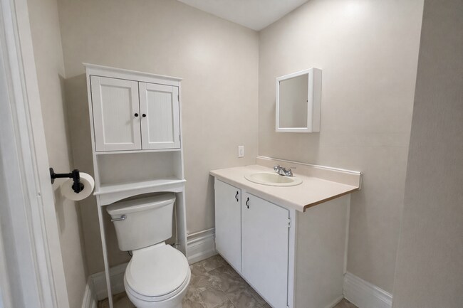 Building Photo - 218 N George St