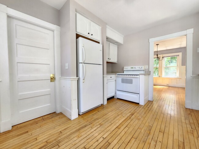 Building Photo - 387 College Ave