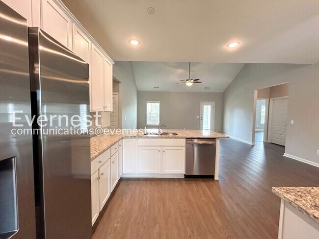 Building Photo - Limited Time Special Offer / 3 Bed/2 Bath Home with Garage / Pet-Friendly / Vouchers Accepted / A...