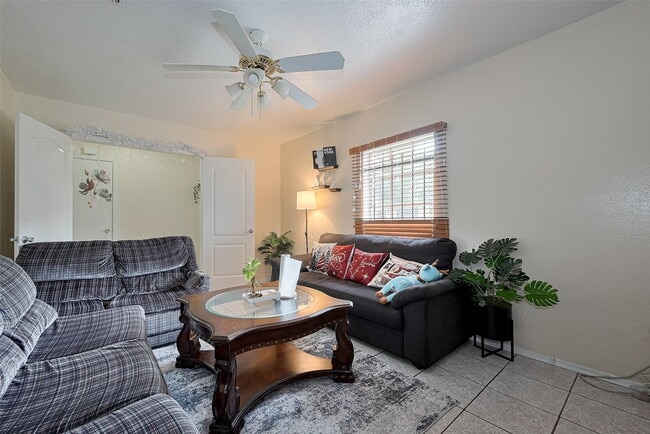 Building Photo - 12223 Sharpview Dr