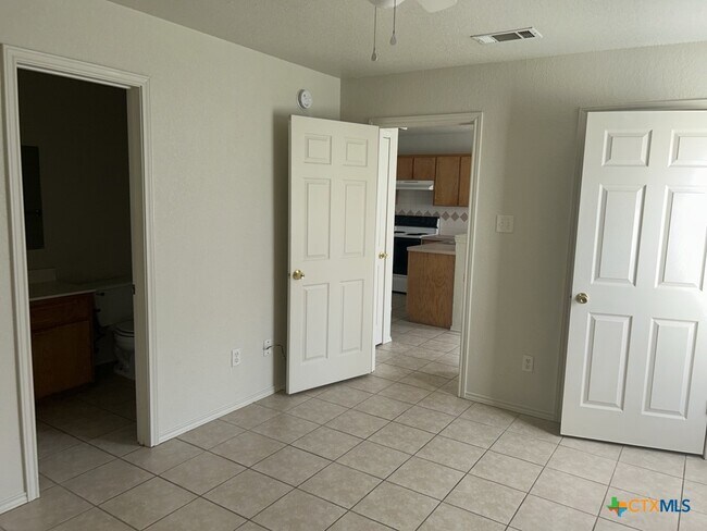 Building Photo - 3307 Toledo Dr
