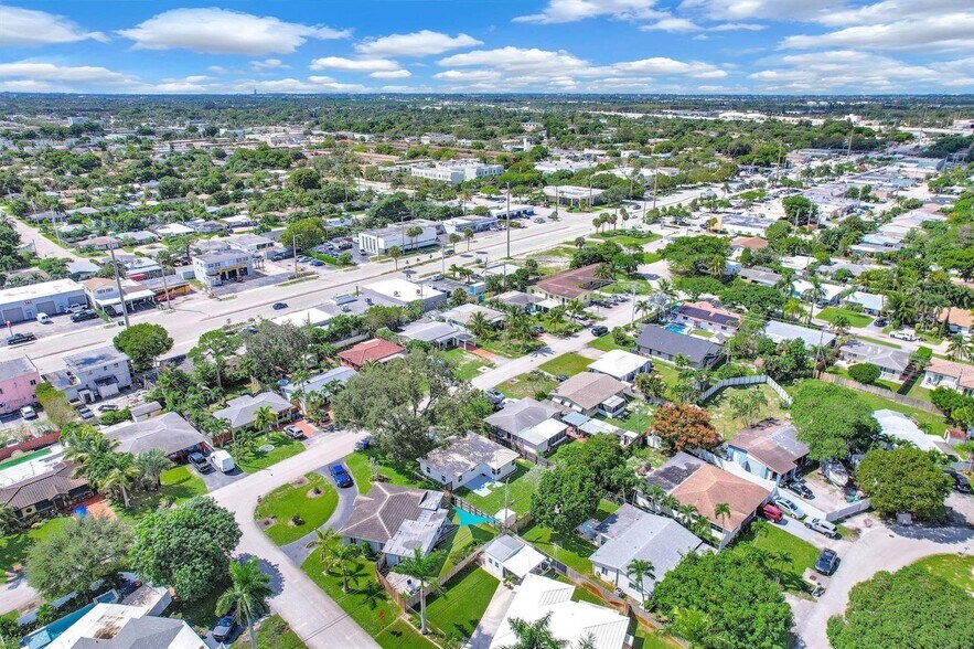 Building Photo - 261 NE 45th St