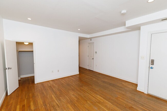 Building Photo - Conveniently Located 1 Bedroom Plus Den in Brookland