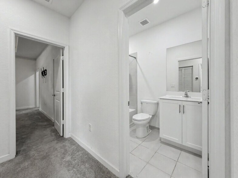 Building Photo - 2644 SE 15th Ct
