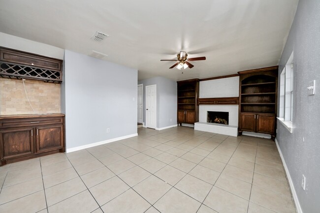 Building Photo - 23927 Verngate Dr