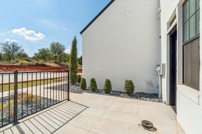 Building Photo - Townhome 2 bed 2.5 Bath "The White Workroom" in The Heart of Selah