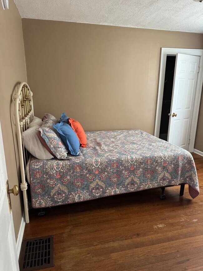 Building Photo - 2 Bedroom House Available NOW