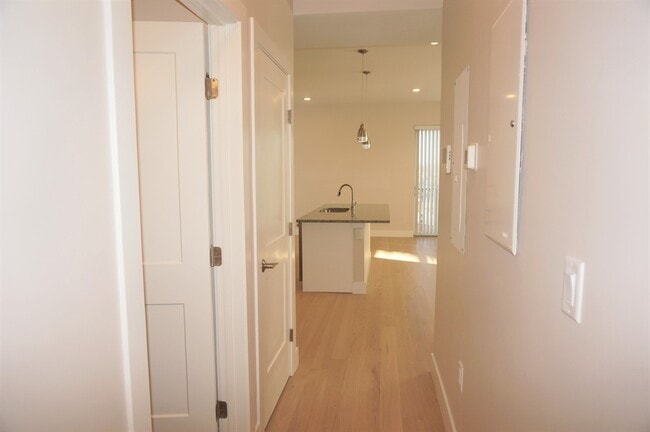 Building Photo - 99 Moody St