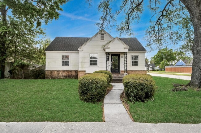 Building Photo - 7504 Elm St