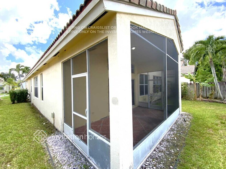 Building Photo - 9549 Lago Dr