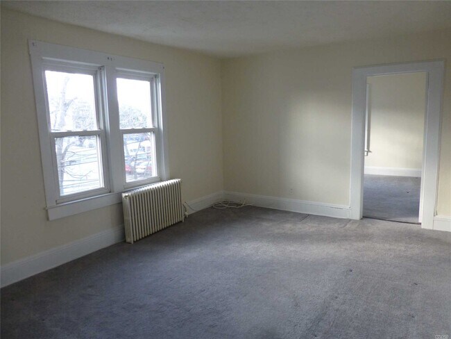 Building Photo - 132 Merrick Rd