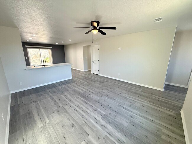 Building Photo - Modern 3 Bed, 2 Bath Home with Open Floor Plan & New Flooring – Fort Mohave- Available Now!