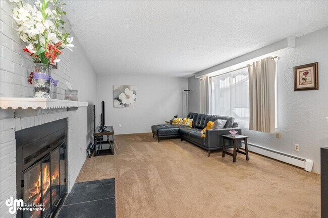 Building Photo - The Single-Family Alternative: 3BD/2BA Triplex Unit with Modern Comforts