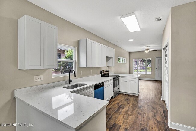 Building Photo - 2291 Clemente Dr