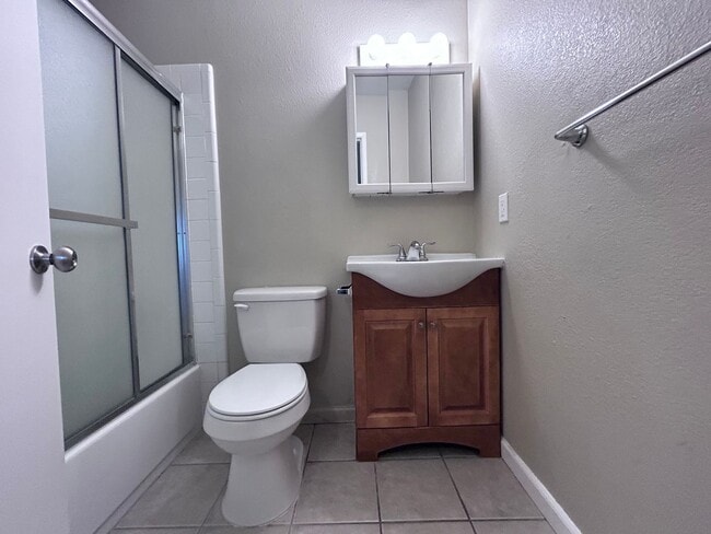 Building Photo - Two Bedroom One Bathroom Apartment