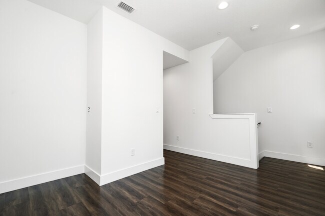 Building Photo - 869 6th Ave S